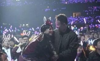 求婚现场吃瓜图片,一场别开生面的求婚现场大揭秘