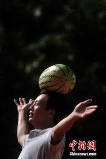 德云社出街吃瓜群众,围观群众纷纷拍照留念