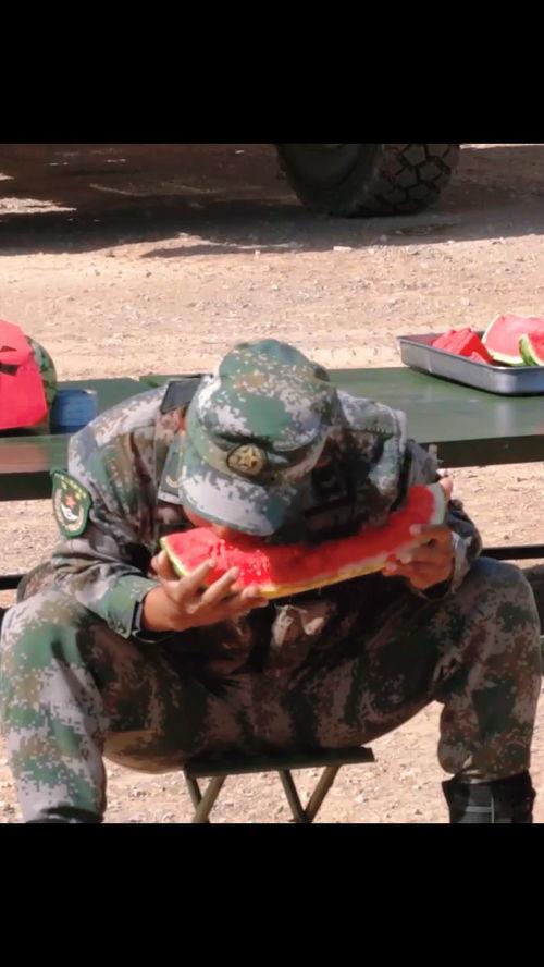 军人比赛吃瓜,战士们比拼吃瓜速度，展现军人风采  第2张