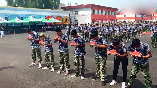 军人比赛吃瓜,战士们比拼吃瓜速度，展现军人风采  第3张