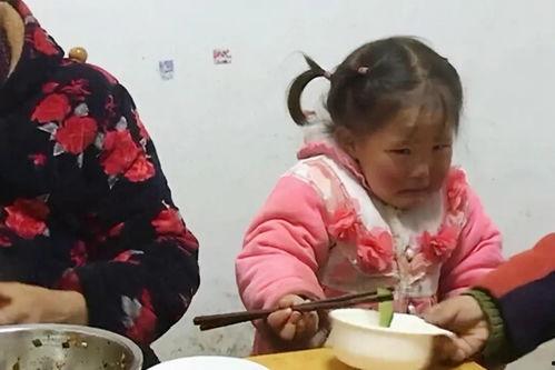 孙女吃小白瓜,孙女品尝小白瓜的欢乐时光  第2张