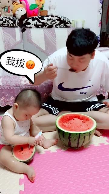 吃瓜小皮孩,童言无忌的欢乐时光