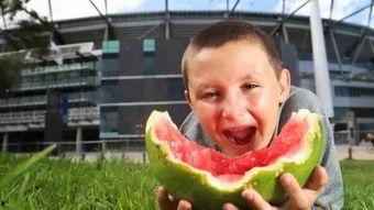 吃瓜小皮孩,童言无忌的欢乐时光  第3张